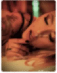 Escort femenina en un ambiente íntimo, con luz suave, transmitiendo sensualidad y conexión emocional.